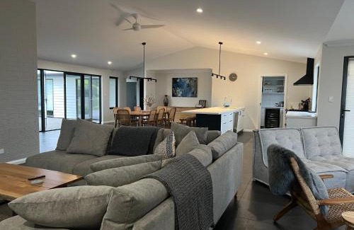 Albany House | Relax at Vancouver's End: Family-Friendly BnB with Hot Tub