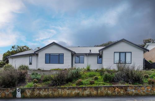 Albany House | Relax at Vancouver's End: Family-Friendly BnB with Hot Tub