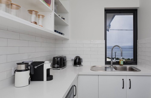 Albany House | Discover Vancouver's End: Family-Friendly Comfort Awaits