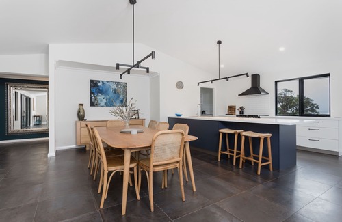 Albany House | Discover Vancouver's End: Family-Friendly Comfort Awaits