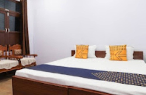 Hardoi House | Budget-Friendly Stay at Vandana Guest House with Breakfast