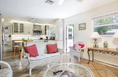 Naples Park House | Beachfront Retreat at Vanderbilt Beach with Spa & Breakfast