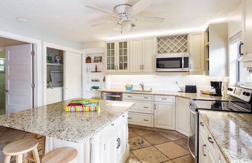 Naples Park House | Beachfront Retreat at Vanderbilt Beach with Spa & Breakfast