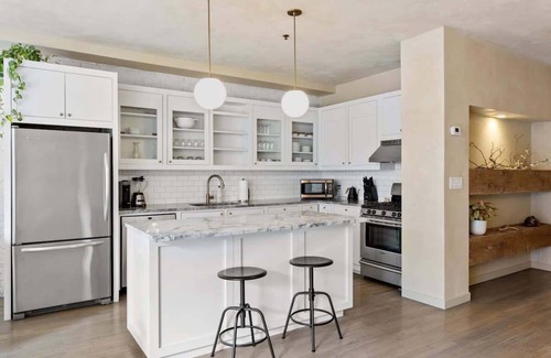 Tribeca Apartment | Stylish 2BR Loft at Vanderbilt by Rove Travel - Pet Friendly