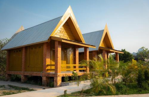 Vang Vieng Hotel | Romantic Mountain View Resort in Vang Vieng with Pool