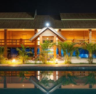 Vang Vieng Hotel | Romantic Mountain View Resort in Vang Vieng with Pool