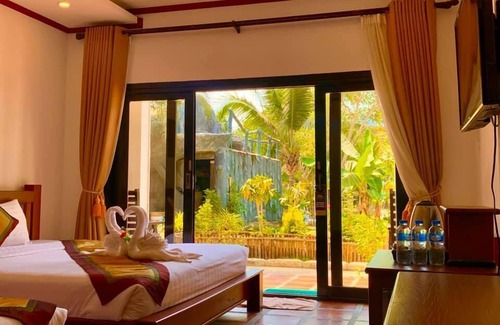 Vang Vieng Hotel | Relax at Savanh Sunset View Resort with Pool and Spa