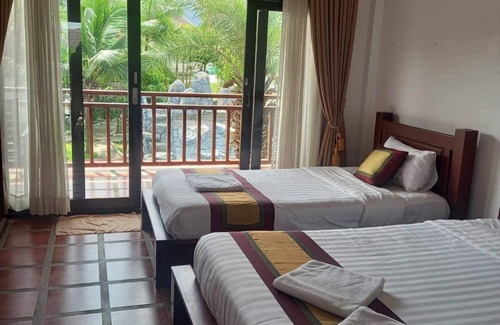 Vang Vieng Hotel | Relax at Savanh Sunset View Resort with Pool and Spa