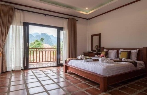 Vang Vieng Hotel | Relax at Savanh Sunset View Resort with Pool and Spa