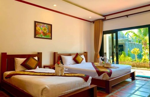 Vang Vieng Hotel | Relax at Savanh Sunset View Resort with Pool and Spa