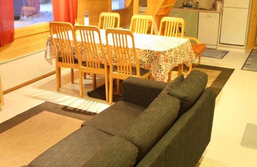 Vaatanen Ski Chalet | Cozy Vanha Väätänen Cottage with Private Beach & Hot Tub