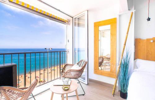 Platja d'Aro Apartment | Pet-Friendly Vanilla Beach Boutique Studio with Ocean Views