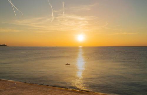 Platja d'Aro Apartment | Pet-Friendly Vanilla Beach Boutique Studio with Ocean Views