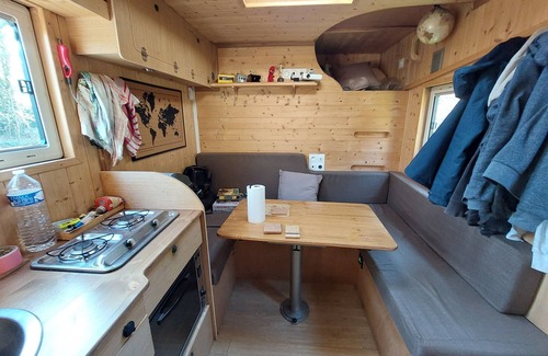 Puteaux House | Cozy Vanlife Retreat with Lake View and Family Amenities