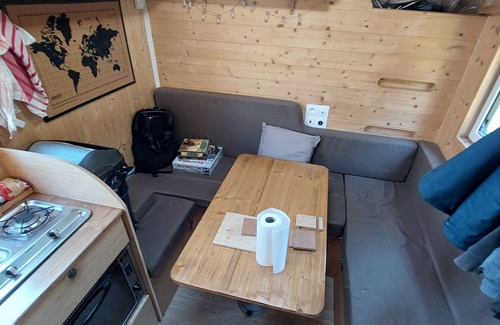 Puteaux House | Cozy Vanlife Retreat with Lake View and Family Amenities