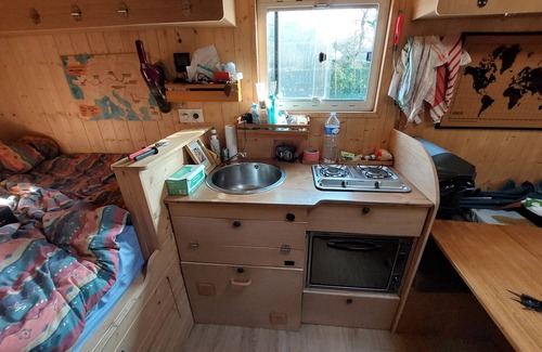 Puteaux House | Cozy Vanlife Retreat with Lake View and Family Amenities