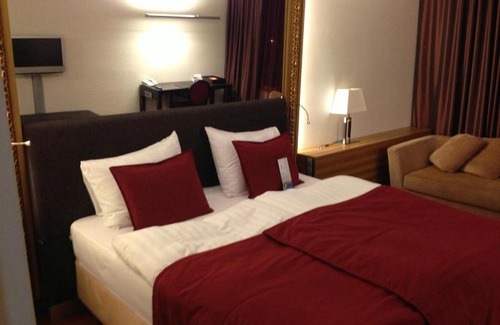 Vantaa Hotel | Discover Vantaa Hotel: Pet-Friendly with Pool & Breakfast