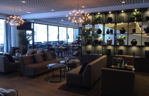 Vantaa Hotel | Discover Vantaa Hotel: Pet-Friendly with Pool & Breakfast