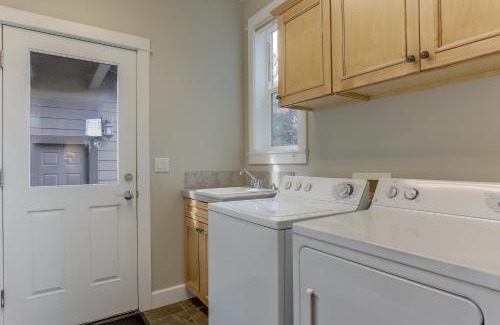Southern Crossing House | Beautiful Vantage Point Townhouse with Hot Tub & Pet-Friendly