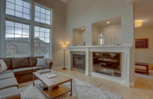 Southern Crossing House | Beautiful Vantage Point Townhouse with Hot Tub & Pet-Friendly