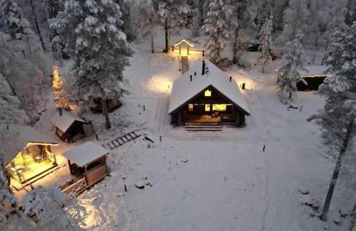 Rovaniemi House | Lake View Retreat at Vanttausranta with Spa & Hot Tub