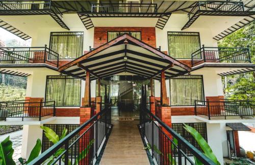 Chittur Hotel | Discover VANYA by Citrine: Pool, Restaurant & Breakfast