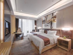 Zhujiang New Town Hotel | Oceanfront Vaperse Hotel with Pool & Family-Friendly Amenities