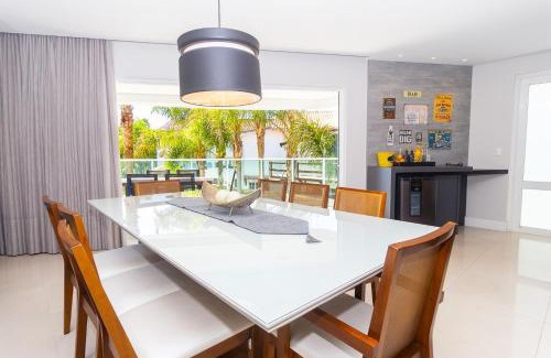 Ze Amandio Apartment | Oceanfront Retreat: Varandas do Atlântico with Pool & Gym
