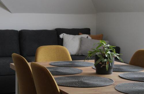 Balatonbereny Apartment | Varga Apartman: Pet-Friendly Retreat with Ocean Views