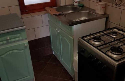 Tiszakecske Apartment | Elegant Varga Vendégház: 4-Star Comfort with Hot Tub