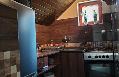 Tiszakecske Apartment | Elegant Varga Vendégház: 4-Star Comfort with Hot Tub