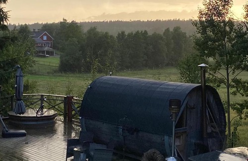 Kristinehamn House | Family-Friendly Varglyan Hotel with Relaxing Hot Tub