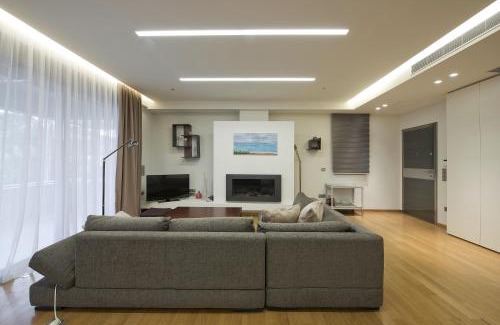 Vari Resort | Relax at Vari Views with Pool and Family-Friendly Amenities