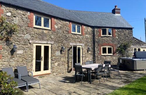 Barnstaple House | Discover Family-Friendly Comfort at Varley Lodge, 4-Star Stay