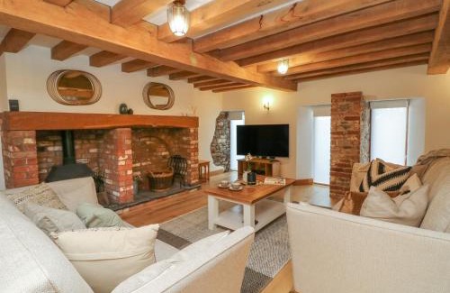 Barnstaple House | Discover Family-Friendly Comfort at Varley Lodge, 4-Star Stay