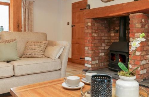 Barnstaple House | Discover Family-Friendly Comfort at Varley Lodge, 4-Star Stay