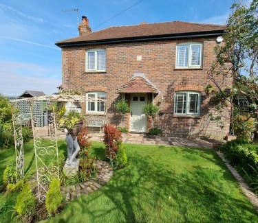 Emsworth Bed & Breakfast | Guest Rated 10/10: Varr House @ Meadow View with Breakfast