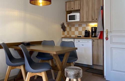 Les Claux Apartment | Experience VARS PISTES: Poolside Retreat for 5 Guests
