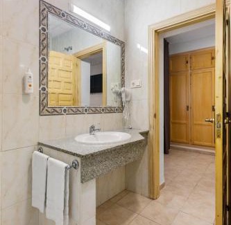 Cruz de Humilladero House | Pet-Friendly Stay at Vas Málaga Ciudad with Family Amenities