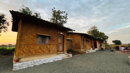 Maheshwar House | Budget-Friendly Vasant Bamboo Cottage with Breakfast & Play Area