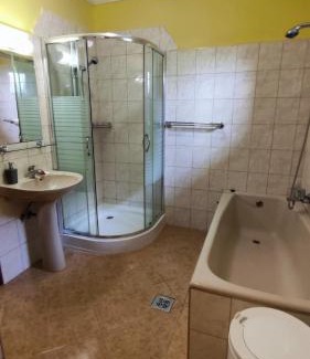 Gyoparosfuerdo House | Oceanfront Serenity at Vascsacsi Nyaraló - Rated 9/10!