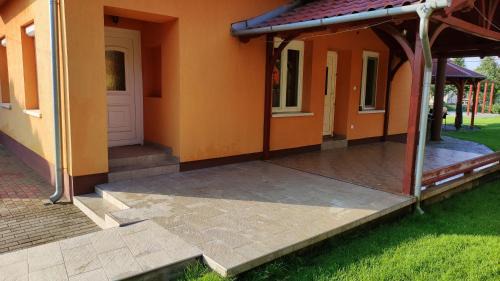 Gyoparosfuerdo House | Oceanfront Serenity at Vascsacsi Nyaraló - Rated 9/10!