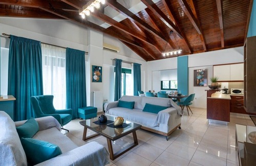 Makrys Tichos Apartment | Vasilikis Apartments: Family-Friendly Retreat with Kitchen