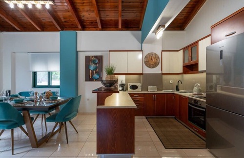 Makrys Tichos Apartment | Vasilikis Apartments: Family-Friendly Retreat with Kitchen