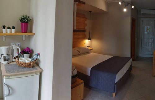 Kiveri House | Vasilis Studios: Family-Friendly Retreat with Breakfast Included
