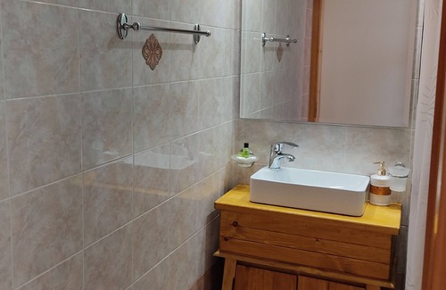 Kiveri House | Vasilis Studios: Family-Friendly Retreat with Breakfast Included