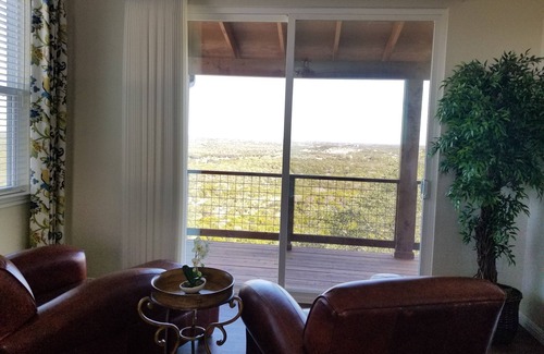 Dripping Springs Villa | Relax and Unwind in a Beachfront Oasis with Pool Access
