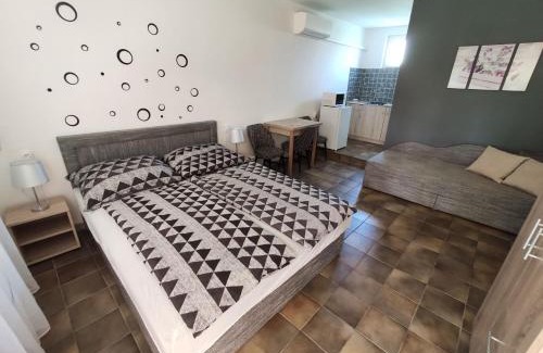 Siofok-Szabadifurdo Apartment | Vasti Apartman: Top-Rated Family Haven with Great Amenities