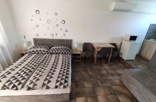 Siofok-Szabadifurdo Apartment | Vasti Apartman: Top-Rated Family Haven with Great Amenities