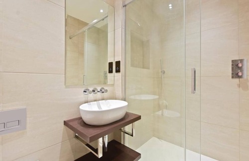 Pimlico Apartment | Modern 3BR Apartment in Vauxhall, London with Great Amenities
